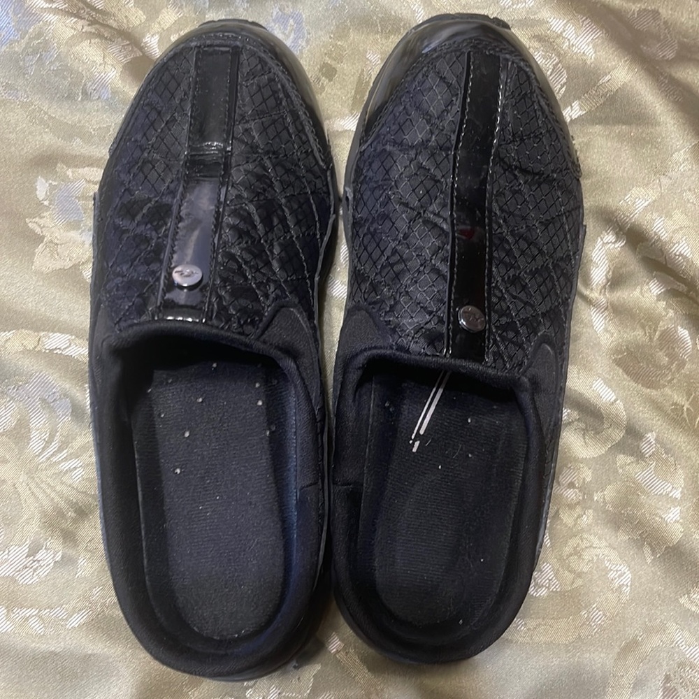 Easy Spirit Slip On Quilted & Patent Black Leather Tennis shoe Size 7 M